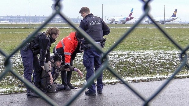 Zwei Beamte der Bundespolizei und ein Sicherheitsmitarbeiter steht mit einem sichergestellten Bolzenschneider an einem Zaun am BER-Flughafen. Aktivisten der Umweltschutzgruppe "Letzte Generation" hatten versucht auf das Rollfeld zu gelangen.