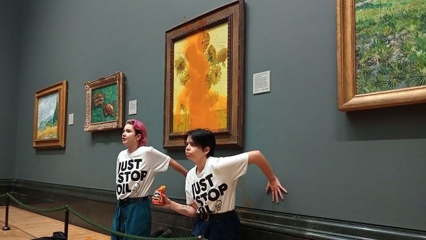 14. Oktober 2022, London, England. Klimaaktivisten kleben sich bei Van-Gogh-Gemälde fest.