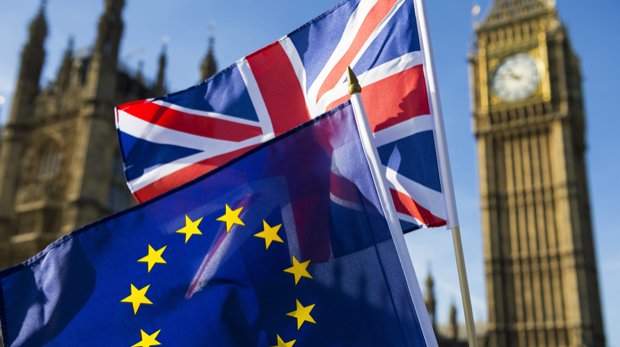 Flaggen der EU und Großbritanniens vor dem Big Ben in London.