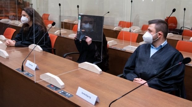 Die Angeklagte Jennifer W. (M) und ihre Anwälte Seda Basay-Yildiz (l) und Ali Aydin vor Prozessbeginn beim OLG München am 25.10.2021