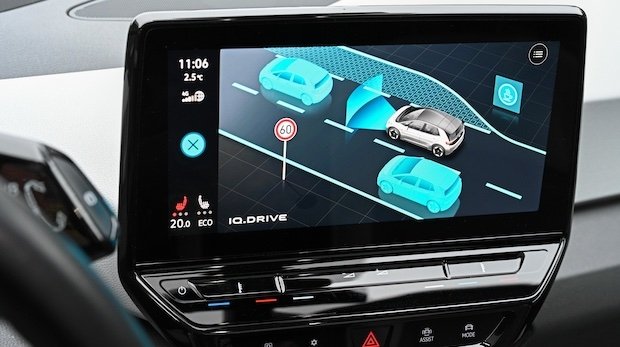 Display und Armaturenbrett des VW ID.3 mit Darstellung des IQ.Drive Assistenzsystems für zukünftig autonomes Fahren