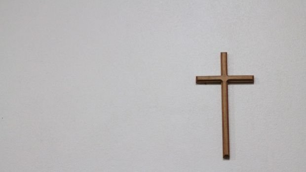 Kreuz hängt an einer Wand