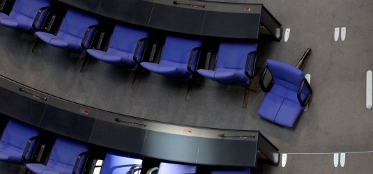 Liegender Stuhl eines Abgeordneten im Bundestag 