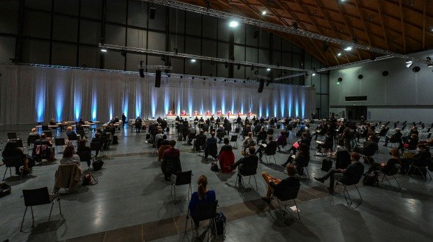 Der Zweite Senat beim BVerfG eröffnet am 12.10.2021 in der Messe Karlsruhe in der dm-Arena die mündliche Verhandlung über Oppositionsklagen gegen die Aufstockung der staatlichen Parteifinanzierung
