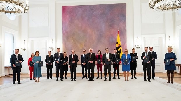 Die Mitglieder der neuen Bundesregierung und Bundespräsident Steinmeier im Schloss Bellevue am 8. Dezember.