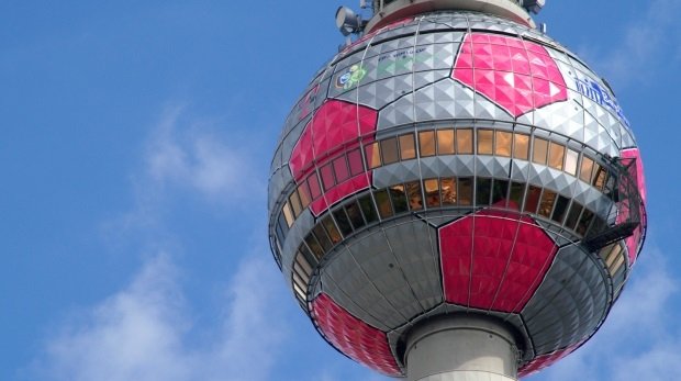 Berliner Fernsehturm mit Telekom-Magenta
