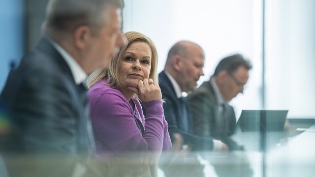 Nancy Faeser (SPD, M), Bundesministerin für Inneres und Heimat, sitzt bei einer Pressekonferenz zur Vorstellung des Aktionsplans Rechtsextremismus.