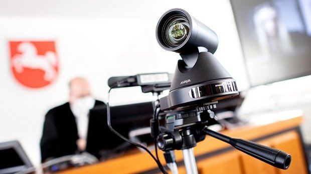 Eine Videokamera für Verhandlungen steht in einem Gerichtssaal im Landgericht Oldenburg.