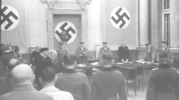 Berlin - Volksgerichtshof, Prozeß nach dem 20. Juli 1944; Hermann Reinecke, Roland Freisler, Heinrich Lautz