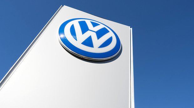 VW Logo auf Schild vor blauem Himmel