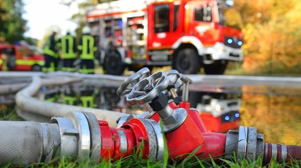 Wasserschläuche bei Feuerwehreinsatz