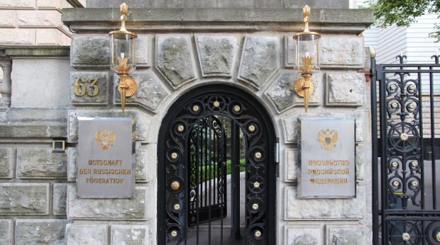 Der Eingang der Russischen Botschaft in Berlin
