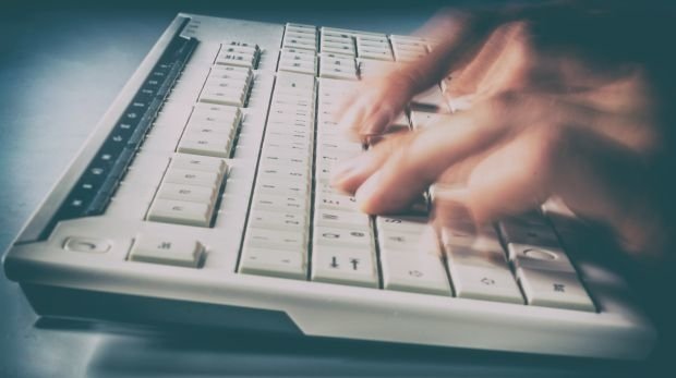 Tippende Finger auf Tastatur