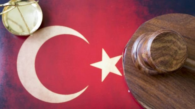 Türkeiflagge und Richterhammer