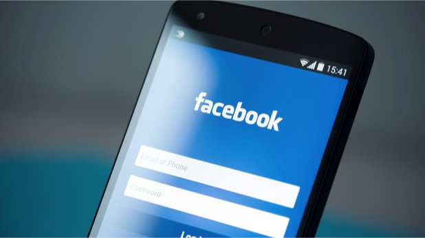Smartphone mit Startseite der Facebook-App.