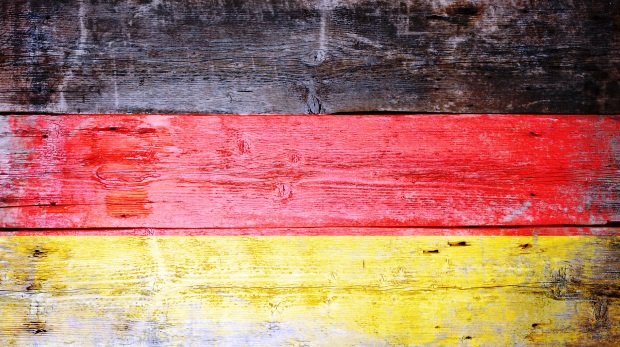 Deutsche Flagge auf abgewetzten Tischbalken (Symbolbild)