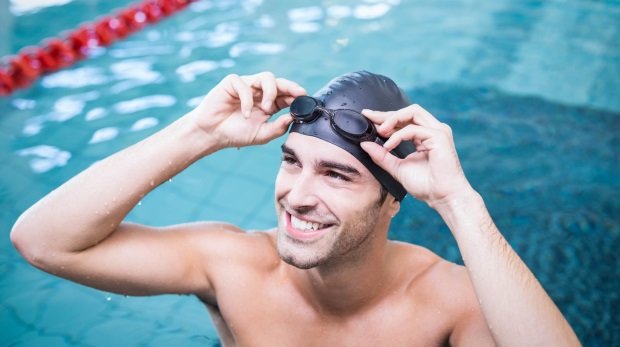 Mann grinst weil er vergünstigt ins Schwimmbad darf (Symbolbild)