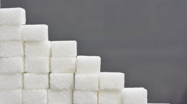 Chart aus Zuckerwürfeln mit sinkender Zahl an Würfeln