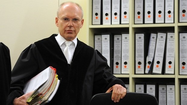Der Vorsitzende Richter im NSU-Prozess, Manfred Götzl, am 200. Verhandlungstag im Gerichtssaal des OLG München