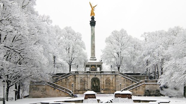 München - Verschneites Friedensdenkmal im Winter