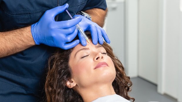 Frau bekommt Botox-Injektion (Symbolbild)
