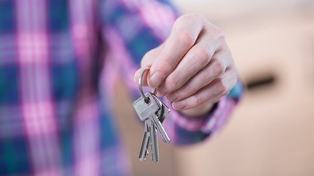 Frau zeigt einen Schlüsselbund für eine Wohnung