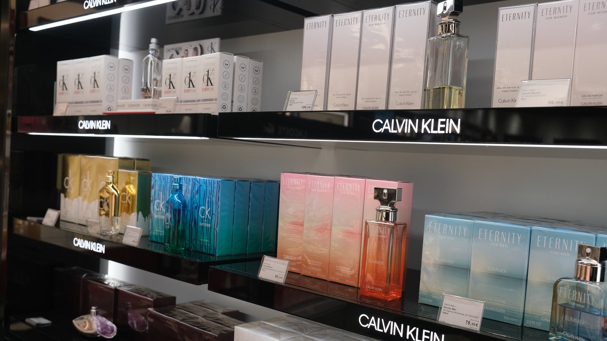 Parfüms der Marke Calvin Klein in einem Verkaufsregal