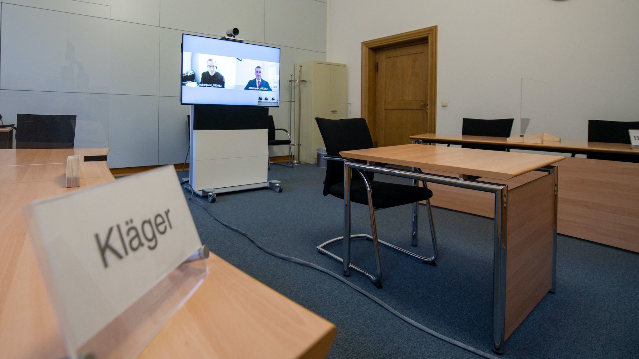 Gerichtssaal mit Videoverhandlungsausstattung