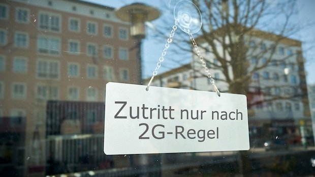 Schild am Fenster mit der Aufschrift "Zutritt nur nach 2G-Regel"