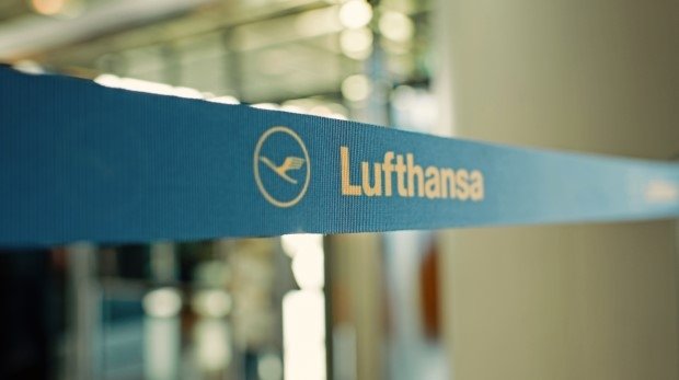 Absperrband am Flughafen mit Lufthansa-Logo