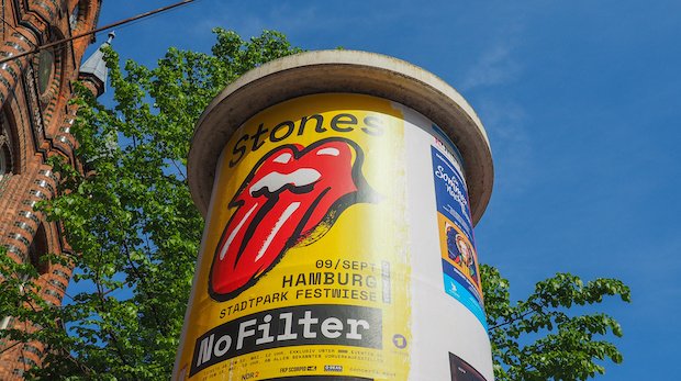 Eine Littfaßsäule wirbt für ein Konzert der Rolling Stones in Hamburg
