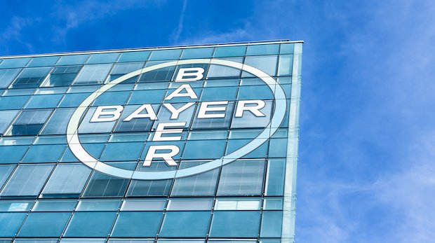 Logo Bayer an der Fassade einer Niederlassung in Lyon