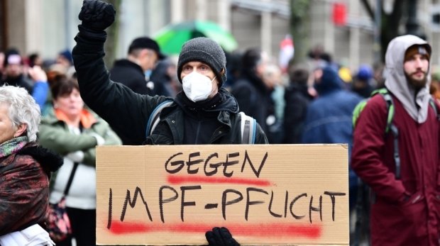 Teilnehmer nehmen an einer Demonstration gegen die aktuellen Corona-Maßnahmen und gegen eine geplante Corona-Impfpflicht in Deutschland teil.