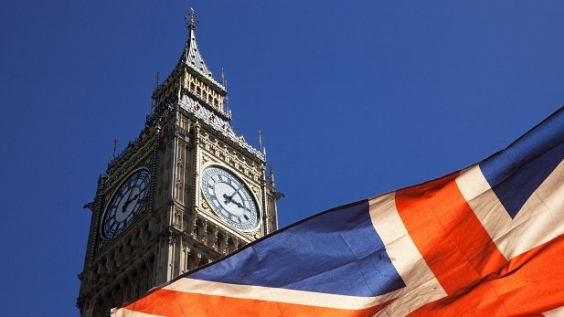 Britische Flagge vor Big Ben