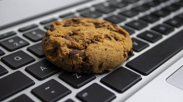 Ein Cookie auf einer Laptoptastatur.