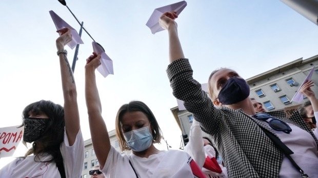 Demonstranten halten am Montag vor dem Büro der EU-Kommission in Warschau Papierflugzeuge in die Luft, um die Freilassung von Protaschewitsch zu fordern