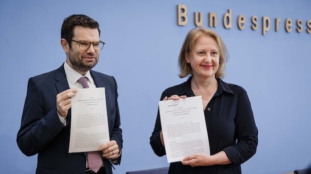 Familienministerin Lisa Paus (Buendnis 90/Die Gruenen) zusammen mit Justizminister Marco Buschmann (FDP), aufgenommen im Rahmen der Vorstellung des Eckpunktepapiers zum Selbstbestimmungsgesetz am 30.06.2022