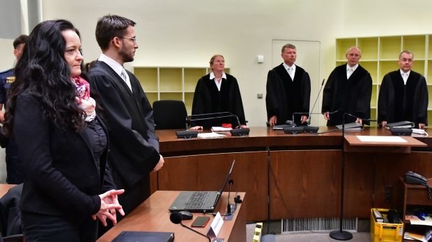 Die Angeklagte Beate Zschäpe steht neben ihrem Anwalt Mathias Grasel vor dem Vorsitzende Richter Manfred Götzl (2.v.r.) und den Vertreter des Staatsschutzsenats Gabriele Feistkorn (l), Peter Lang (2.v.l.) und Konstantin Kuchenbauer (r).