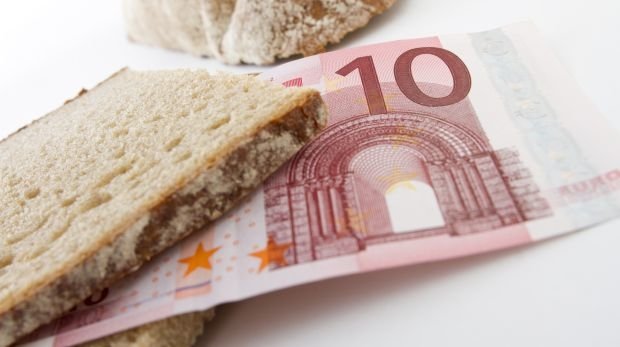 Brot mit Geldschein