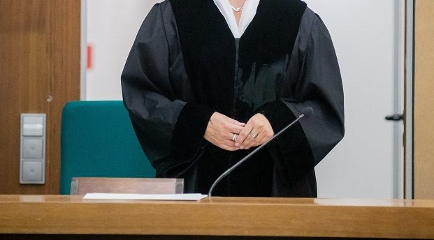 Eine Frau in Richterkleidung (Symbolbild)