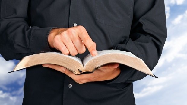 Geistlicher mit Bibel (Symbolbild)