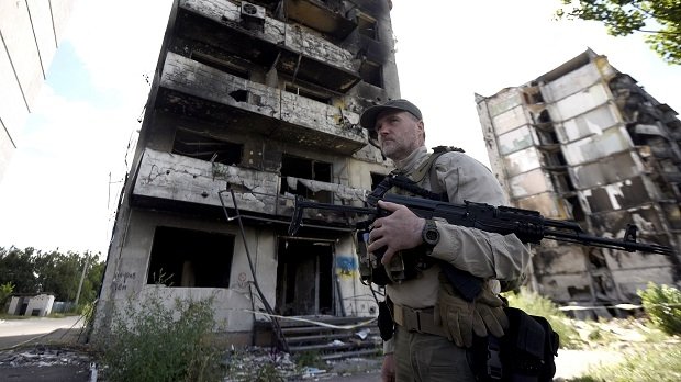 Ein bewaffneter Mann am 01.09.2022 in Kiew