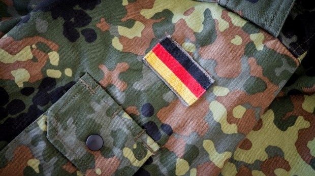 Bundeswehr Uniform und Deutschland-Aufnäher