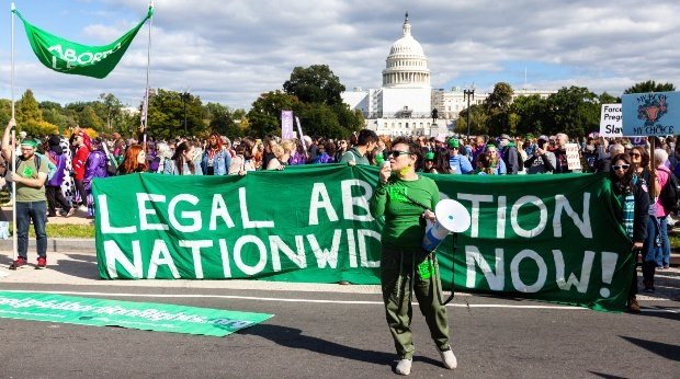 Mitglieder von "Rise Up for Abortion Rights" protestieren vor dem Kapitol zum Abschluss des "Women's March" am 8. Oktober 2022.