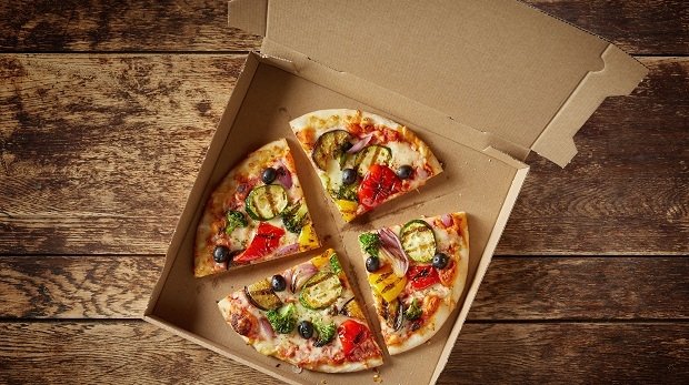 Geschnittene italienische Pizza in einem Pizzakarton