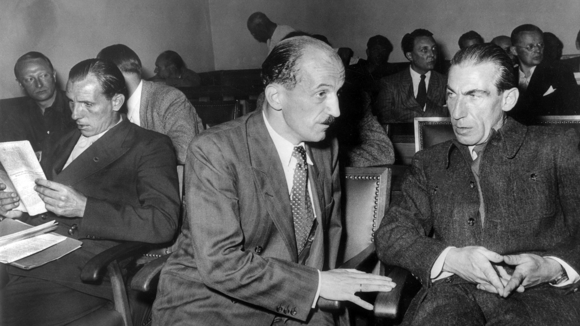 Die beiden stellvertretenden Vorsitzenden der SRP (Sozialistische Reichspartei) Otto Ernst Remer (l) und Graf Wolf von Westarp bei der BVerfG-Verhandlung 1951. 1952 wurde die Partei letztlich verboten.