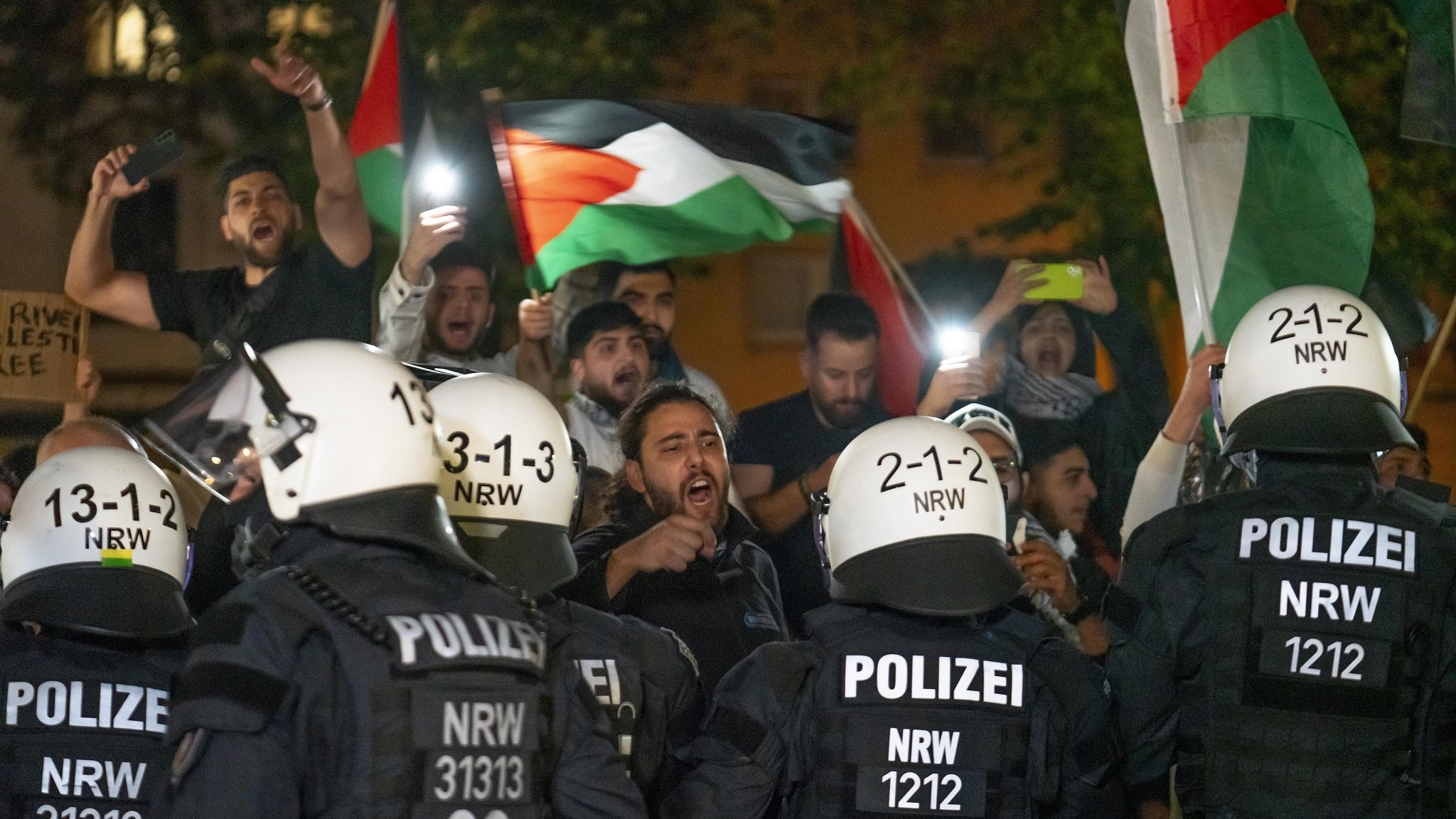 Demonstranten in Duisburg bejubeln am 9. Oktober den Angriff der Hamas auf Israel