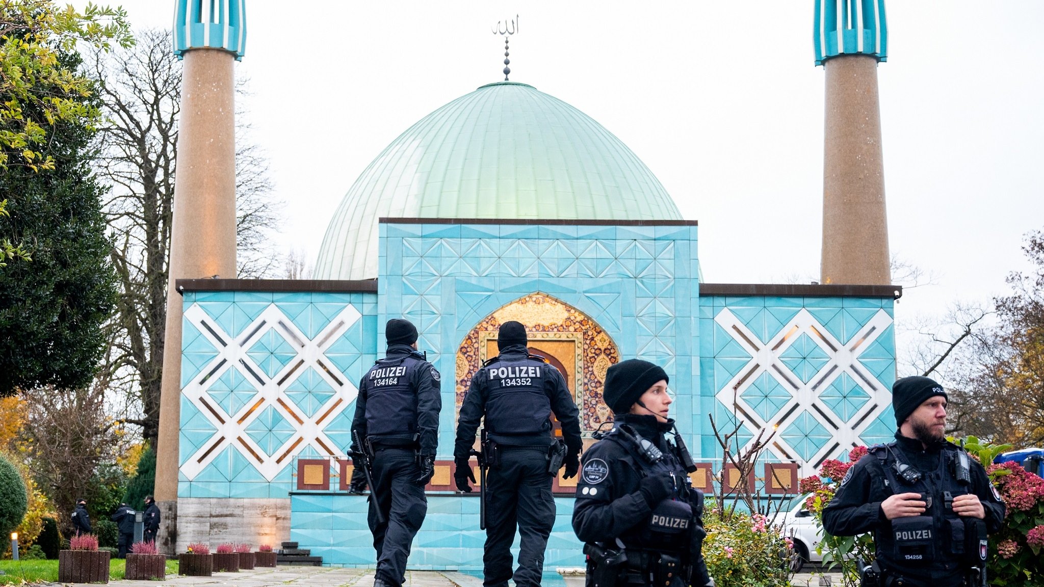 Polizisten vor der "Imam Ali"-Moschee in Hamburg, 16.11.2023