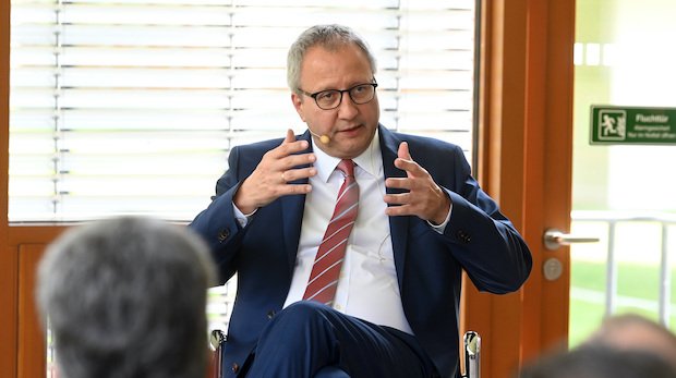 Ex-BVerfG-Präsident Andreas Voßkuhle spricht bei einer Veranstaltung