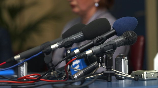 Mikrofone auf einer Pressekonferenz